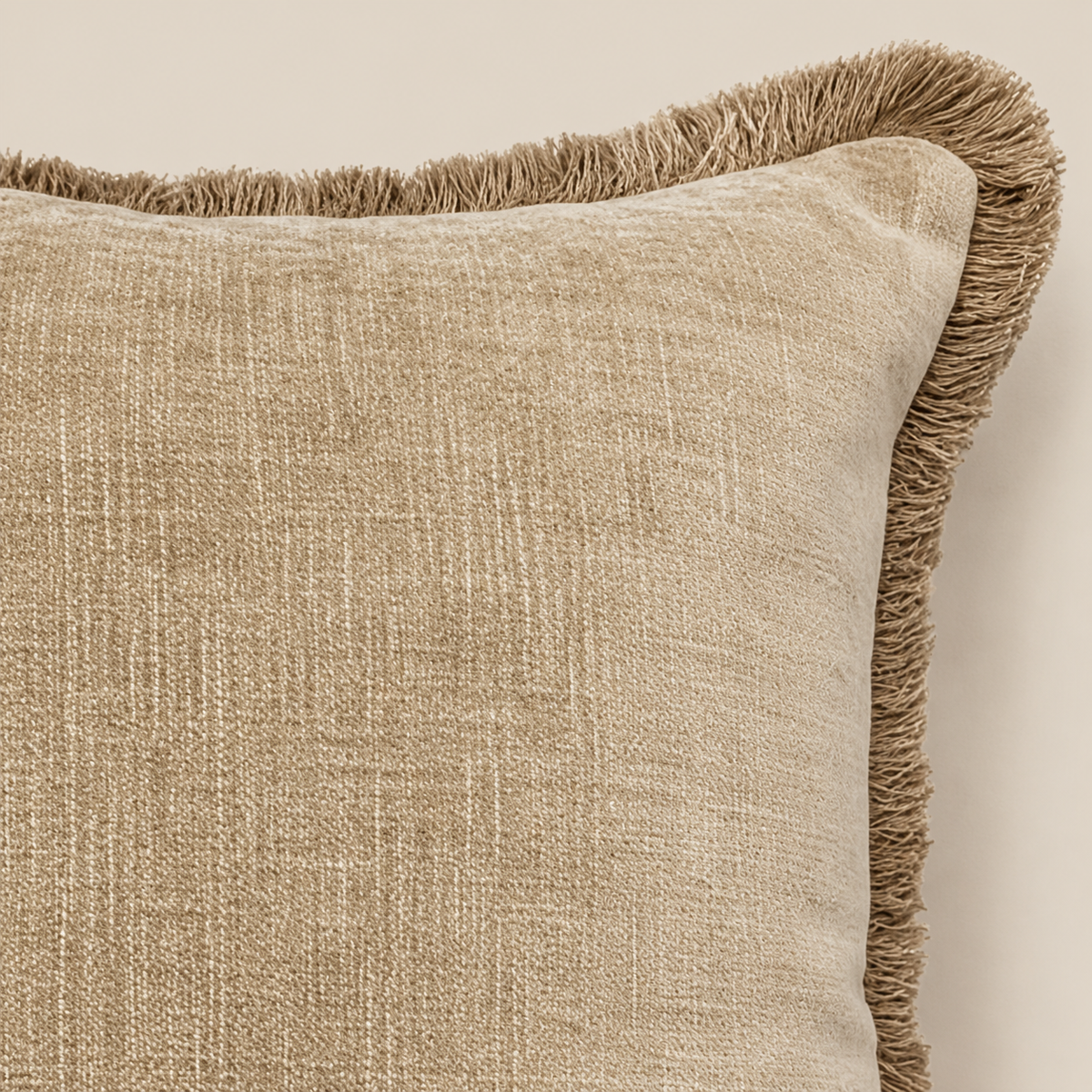 Kissen MAEVE Taupe 50 × 50 cm – Nahaufnahme der Struktur