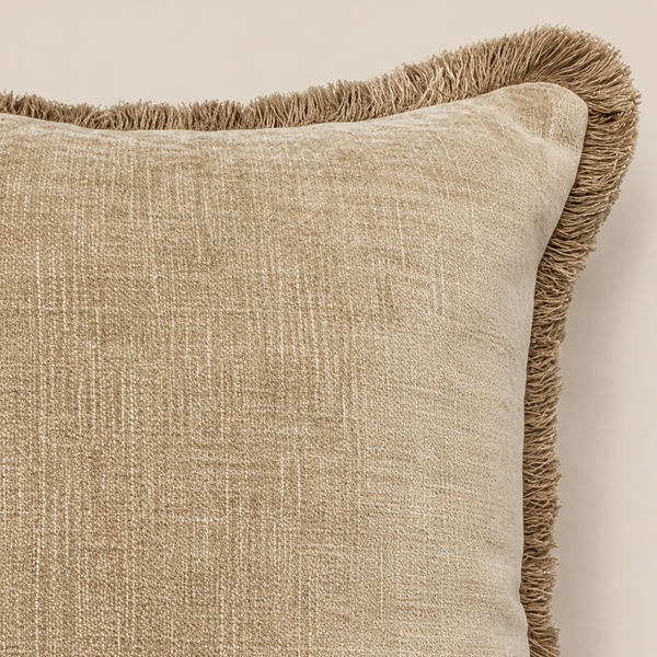 Kissen MAEVE Taupe 50 × 50 cm – Nahaufnahme der Struktur