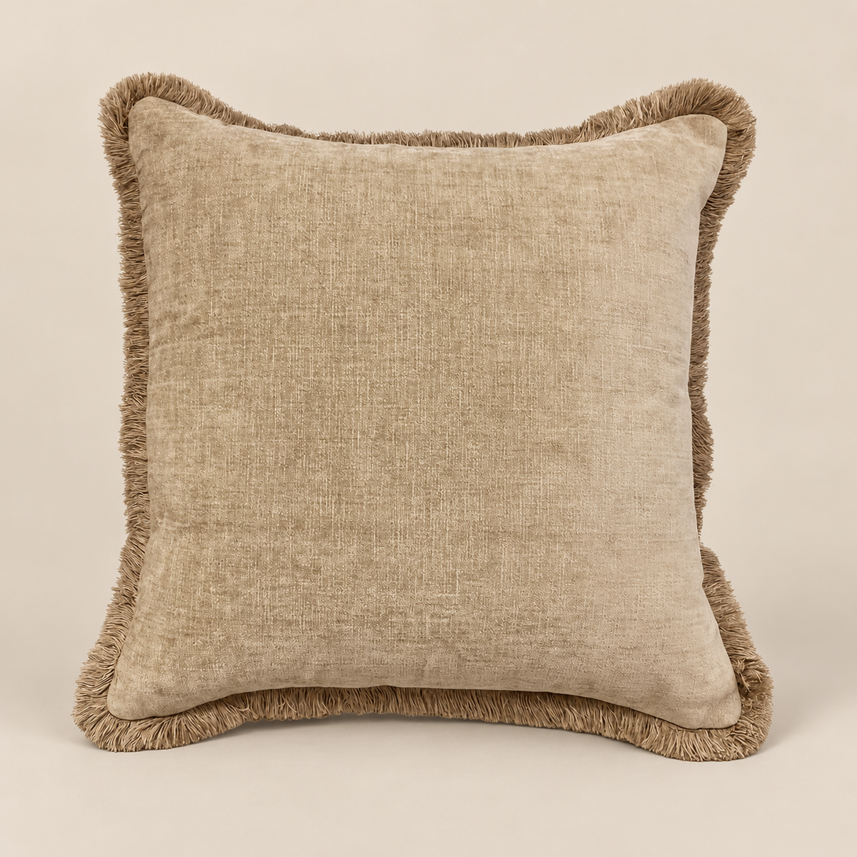 Kissen MAEVE Taupe 50 × 50 cm – Produktansicht auf Veto Beige