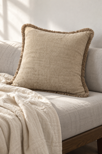 Kissen MAEVE Taupe 50 × 50 cm – Wohninspiration Hochformat