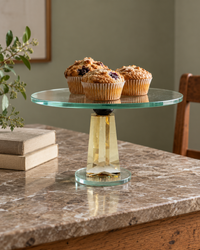 OUDRA Glasplatte mit drei Muffins auf einem Marmortisch – KI-inszenierte Wohninspiration