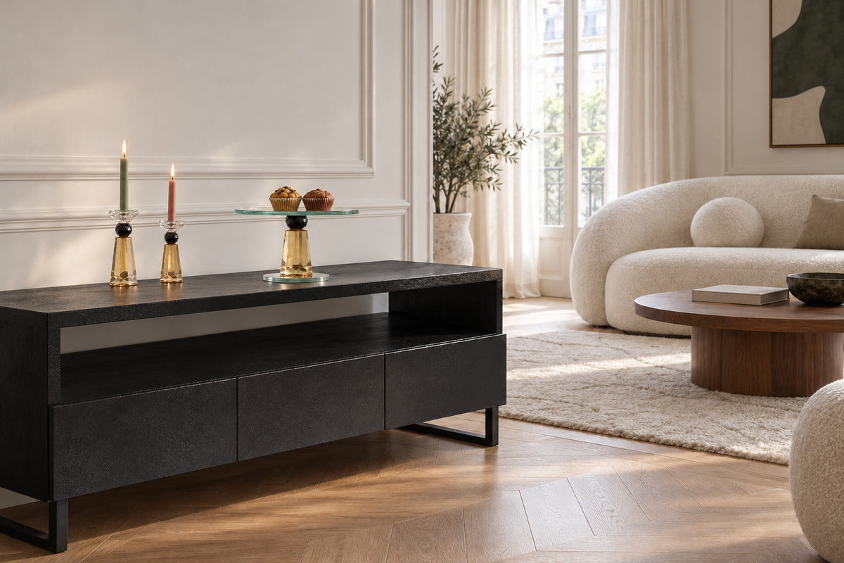 OUDRA Serie im hellen Wohnraum auf einem schwarzen Sideboard – KI-inszenierte Wohninspiration
