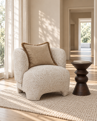 Wohninspiration WENDY Sessel Creme mit passenden Wohnaccessoires – Hochformat